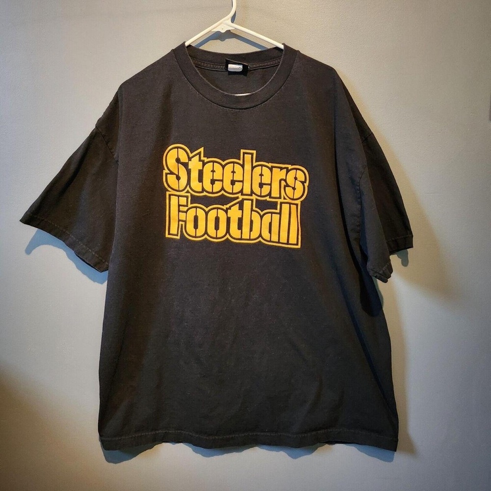 Reebok Men's Black and Yellow T-shirt